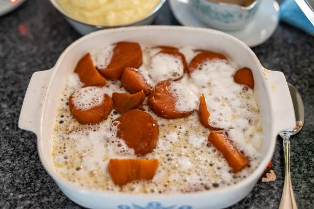 tradición familiar las batatas confitadas - yam glazed sweet potato marshmallow fotografías e imágenes de stock