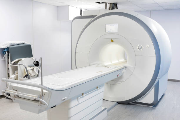 tomographie-krebs-behandlung-scanner - mri scanner stock-fotos und bilder