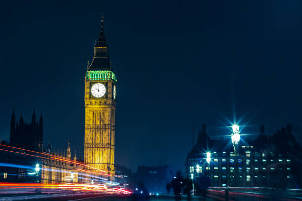 londyn big ben w night light trails - national landmark international landmark cityscape tower zdjęcia i obrazy z banku zdjęć