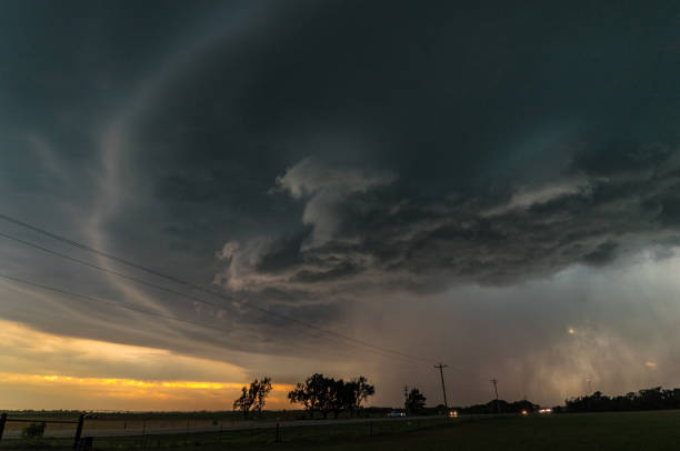 atardecer tormentoso en las grandes llanuras - arcus cloud fotografías e imágenes de stock