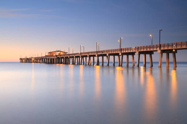 jetée, gulf shores (alabama) - région de la côte du golfe photos et images de collection