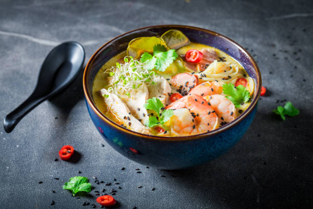 malezyjska zupa z krewetkami i mlekiem kokosowym - thailand thai cuisine prawn tom yum soup zdjęcia i obrazy z banku zdjęć