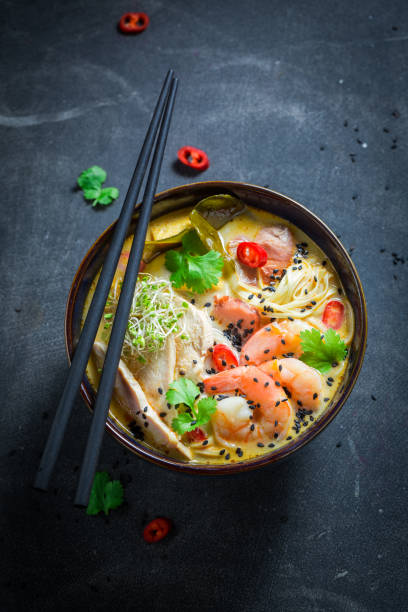 콘크리트 테이블에 새우와 함께 뜨거운 말레이시아 수프 - noodle soup 뉴스 사진 이미지