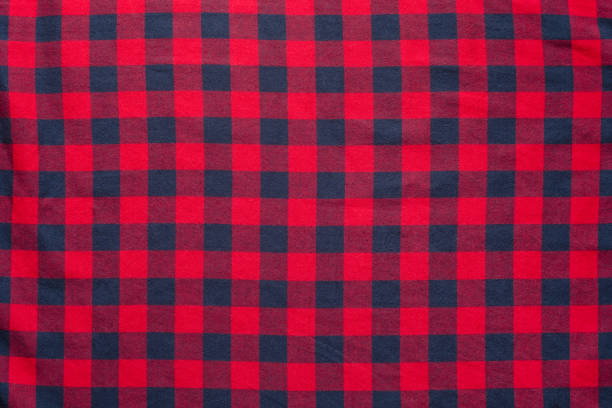 rouge avec une texture de couleur bleu foncé du tissu damier - plaid textile red cotton photos et images de collection