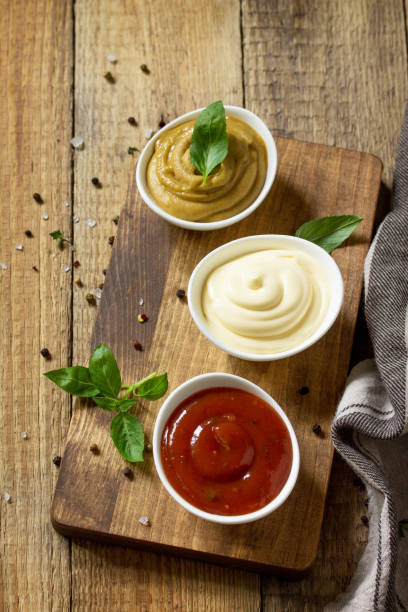 set di salse - ketchup, maionese e salsa di senape su un tavolo di legno. copiare lo spazio. - 15839 foto e immagini stock