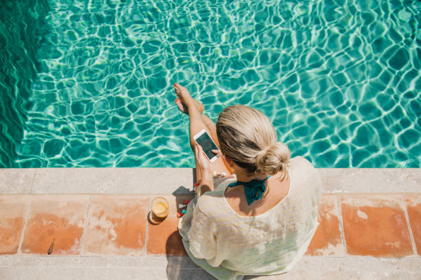 mensajes de texto junto a la piscina - al lado de la piscina fotografías e imágenes de stock