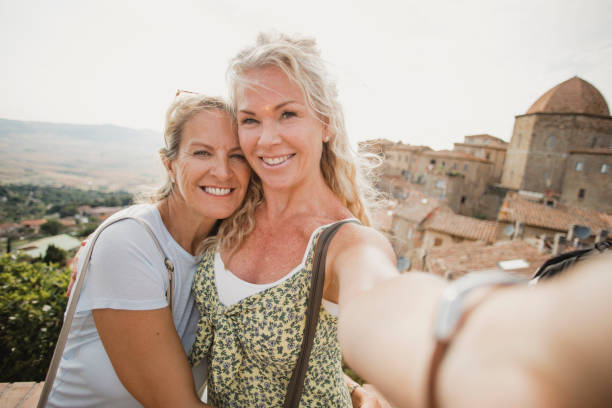 pár, který si vezme selfie - námluvy romantická aktivita fotky - stock snímky, obrázky a fotky