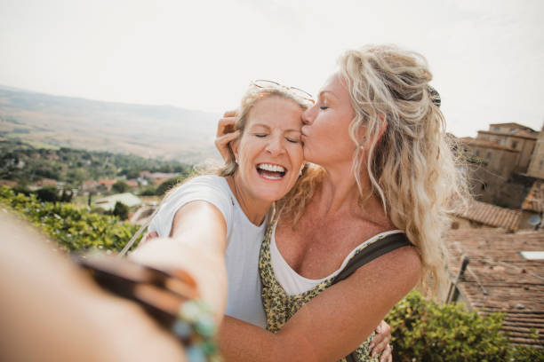 ukazuje její lásku - námluvy romantická aktivita fotky - stock snímky, obrázky a fotky