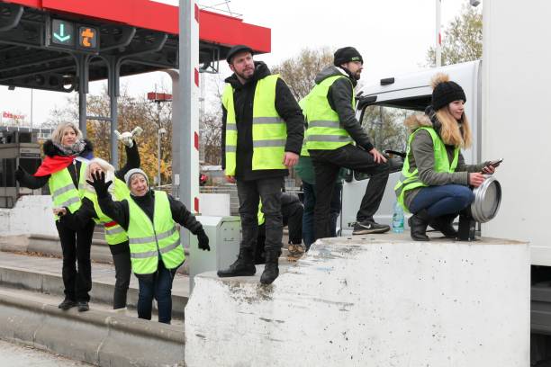 gelbe westen protestieren gegen höhere treibstoffpreise und block-autobahn in villefranche de beaujolais, frankreich - protest tax protestor politics stock-fotos und bilder