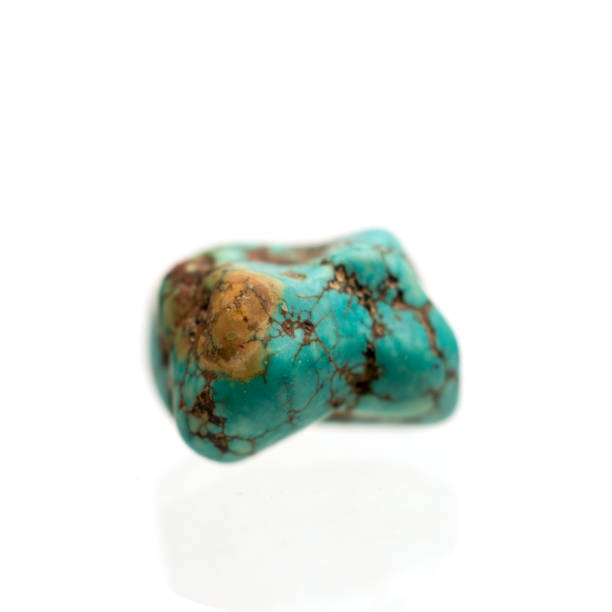 rock crudo piedras preciosas turquesa aislado en blanco - crystallography fotografías e imágenes de stock