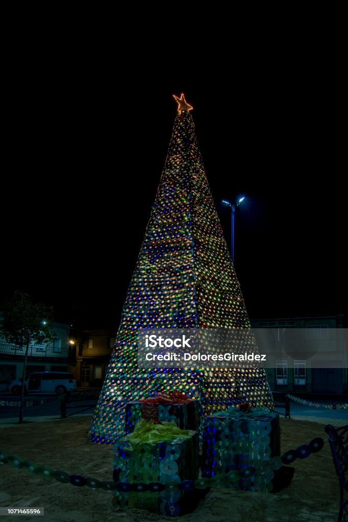 Foto de Árvore De Natal Feita Com Cds Reciclados e mais fotos de stock de  Amarelo - Amarelo, Beleza, Bola - iStock