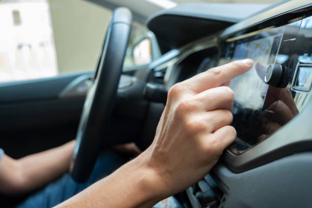 남자는 자동차의 네비게이션 시스템을 사용 하 여 - steering wheel car symbol control 뉴스 사진 이미지
