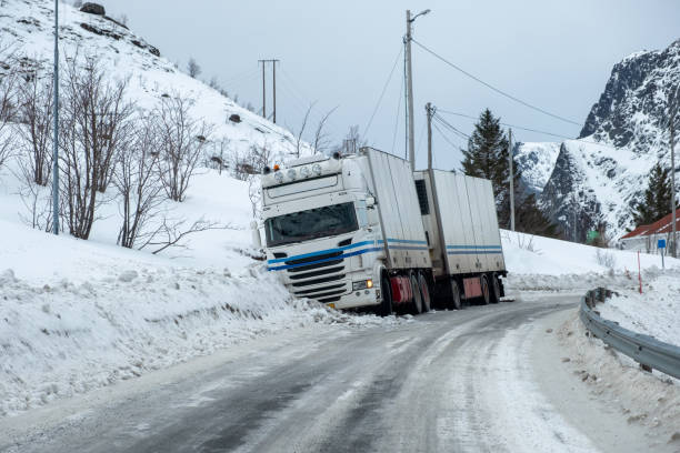 accident de camion remorque glissant sur le trottoir de la neige - blizzard ice damaged snow photos et images de collection