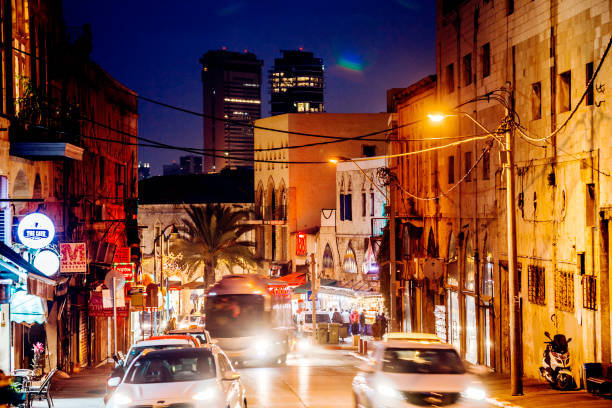 tráfego de noite em old jaffa - tel aviv, israel - tel aviv israel skyline traffic - fotografias e filmes do acervo