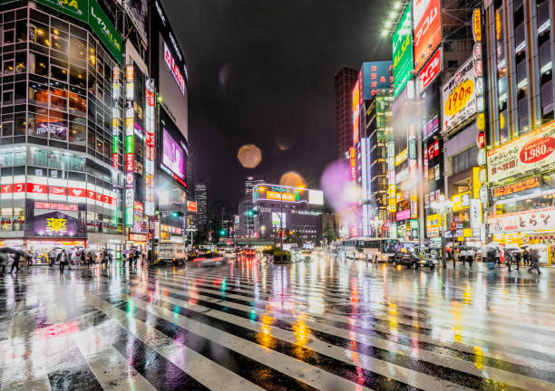 japón shinjuku - nightlife city night rain fotografías e imágenes de stock