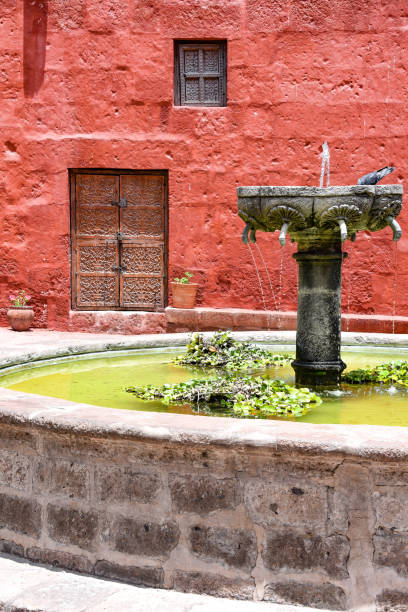 산타 카탈리나 수도원, 아레 키 파, 페루의 실내 안뜰에는 분수 - santa catalina monastery 뉴스 사진 이미지