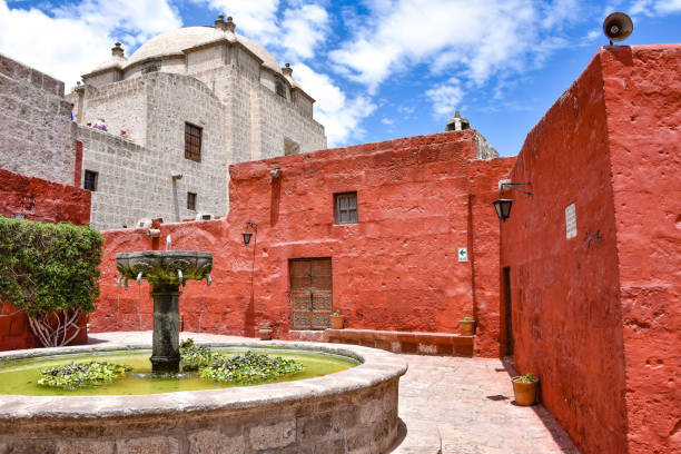 산타 카탈리나 수도원, 아레 키 파, 페루의 실내 안뜰에는 분수 - santa catalina monastery 뉴스 사진 이미지