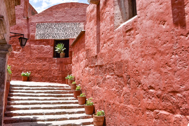 santa catalina monastery, um sítio de património mundial da unesco na cidade de arequipa, peru - santa catalina monastery - fotografias e filmes do acervo