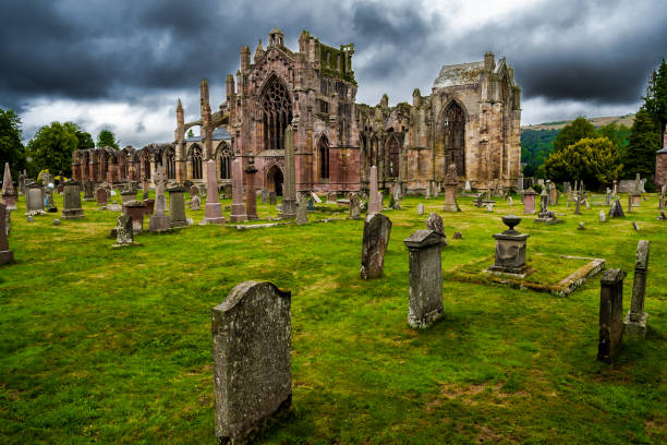 묘지와 스코틀랜드에서 멜로즈 수도원 유적 - cemetery architectural feature architectural styles chapel 뉴스 사진 이미지
