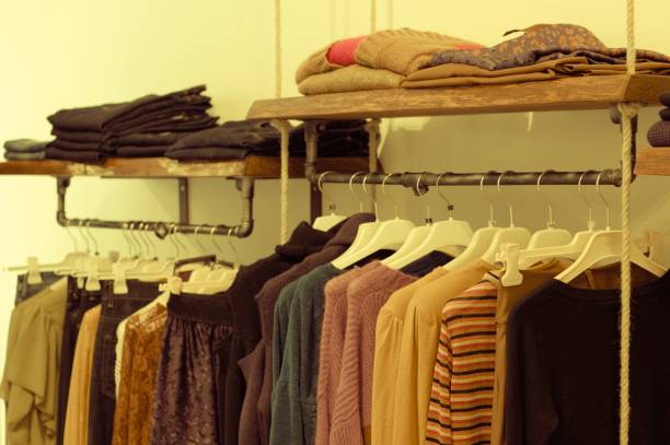 vintage kleiderbügel mit holzregale (pesaro, italien, europa) - shopping retail shirt coat hook stock-fotos und bilder