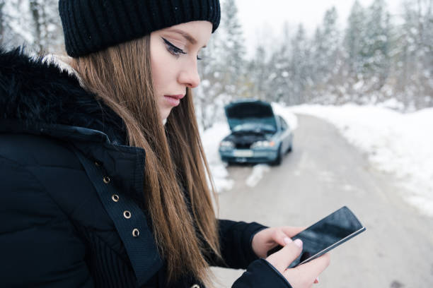 frau ruft um hilfe, ihr auto kaputt! - emergency sign winter driving emergency services stock-fotos und bilder