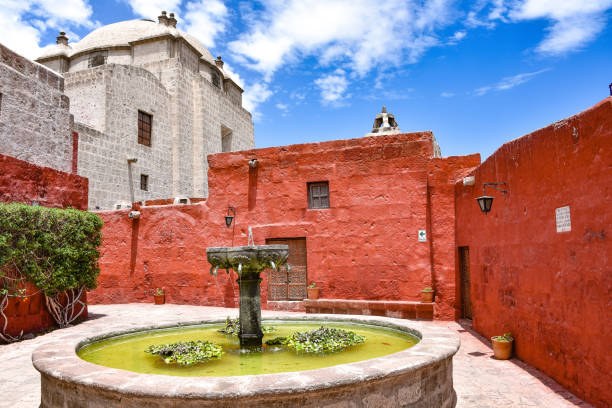 산타 카탈리나 수도원, 아레 키 파, 페루의 실내 안뜰에는 분수 - santa catalina monastery 뉴스 사진 이미지