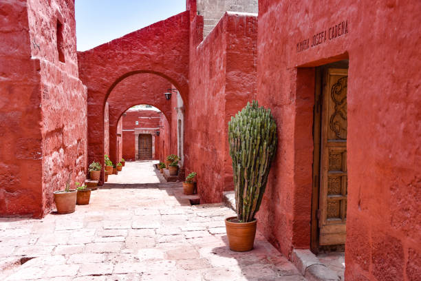 santa catalina monastery, um sítio de património mundial da unesco na cidade de arequipa, peru - santa catalina monastery - fotografias e filmes do acervo