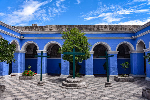 santa catalina monastery, um sítio de património mundial da unesco na cidade de arequipa, peru - santa catalina monastery - fotografias e filmes do acervo