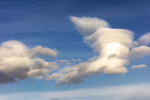 ciekawe białe chmury cumulus wzór na tle błękitnego nieba - chinook wind zdjęcia i obrazy z banku zdjęć