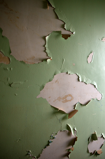 Llevar pinturas con base de peeling en una pared vieja. photo