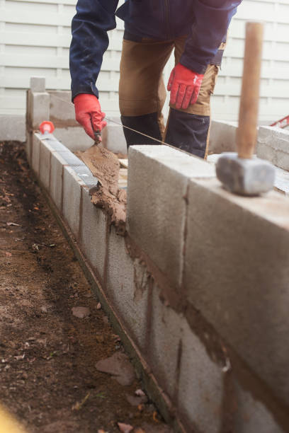 istock Laying mortar on row of blocks 1071535364