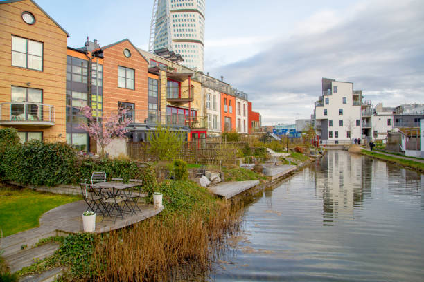 mooie kleine huizen door het kanaal in malmö - malmö stockfoto's en -beelden