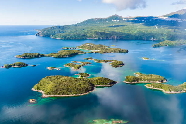 морской побережье катмай на юге аляски - katmai national park стоковые фото и изображения