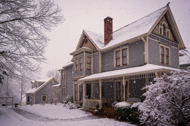 викторианский дом во время снежной бури. - blizzard house storm snow стоковые фото и изображения