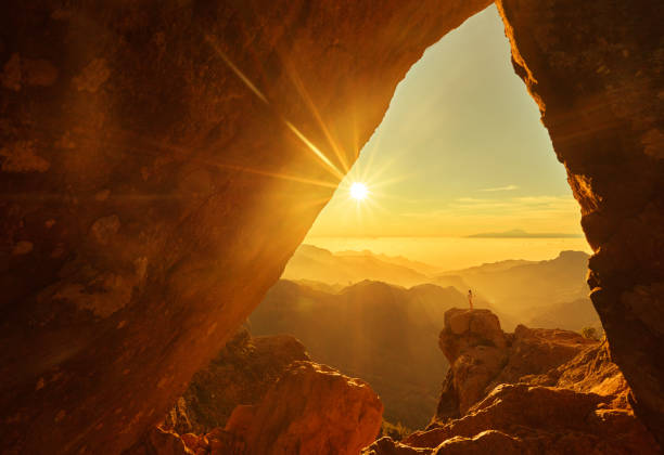 tempo para descansar depois de subir as montanhas - golden sunset - fotografias e filmes do acervo