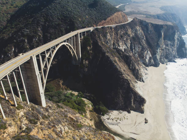 panoramische luftaufnahme des historischen bixby creek bridge entlang welt berühmten pacific coast highway 1 in sonnigen sommertag, monterey county, kalifornien, usa, gedreht von drohne - coastline big sur california pacific ocean stock-fotos und bilder