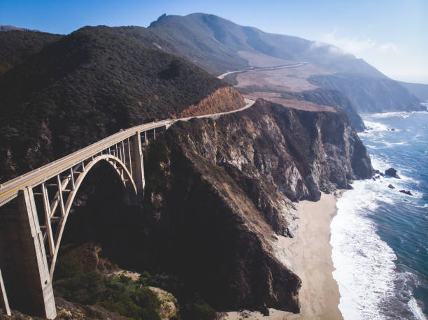 panoramische luftaufnahme des historischen bixby creek bridge entlang welt berühmten pacific coast highway 1 in sonnigen sommertag, monterey county, kalifornien, usa, gedreht von drohne - coastline big sur california pacific ocean stock-fotos und bilder