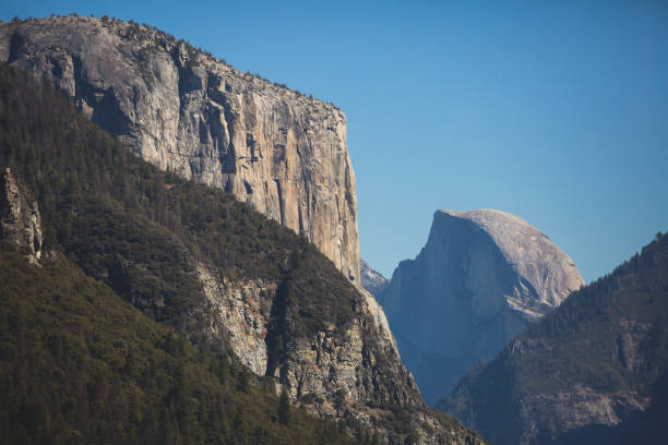 beautiful summer view of yosemite valley , with el capitan mountain, half dome mountain, bridalveil waterfall, seen from tunnel view vista point, yosemite national park, california, usa - mist mountain range californian sierra nevada cliff imagens e fotografias de stock