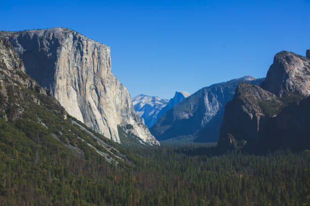 beautiful summer view of yosemite valley , with el capitan mountain, half dome mountain, bridalveil waterfall, seen from tunnel view vista point, yosemite national park, california, usa - mist mountain range californian sierra nevada cliff imagens e fotografias de stock