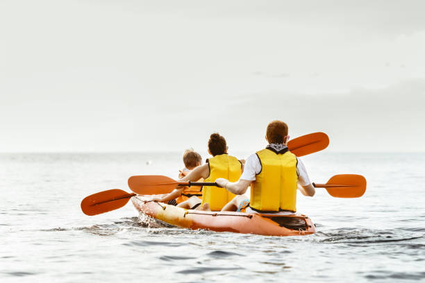 カヤック海概念の息子と家族 - family kayaking kayak canoeing ストックフォトと画像