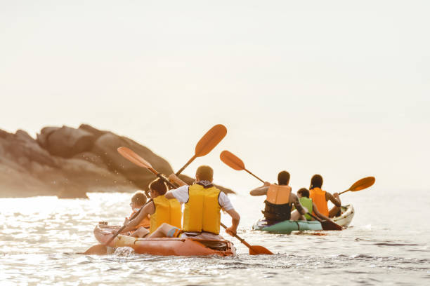 グループ カヤック家族旅行海の夕日 - family kayaking kayak canoeing ストックフォトと画像
