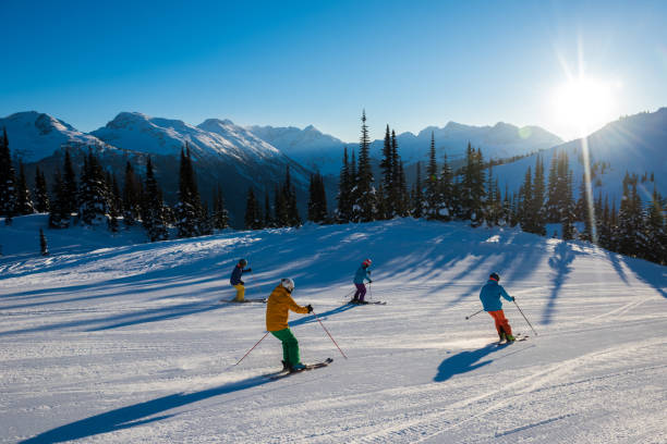 sciare in montagna in una giornata perfetta - skiing snow mountain canada foto e immagini stock