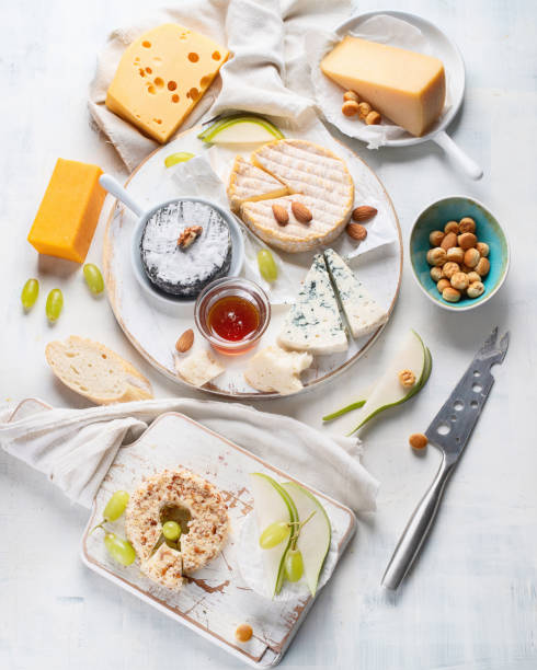 plateau de fromages - cheese portion cracker cheddar photos et images de collection