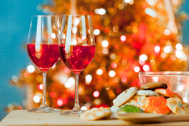 galletas de vino junto al árbol de navidad. - christmas tree decorations indoors selective focus arrangement fotografías e imágenes de stock