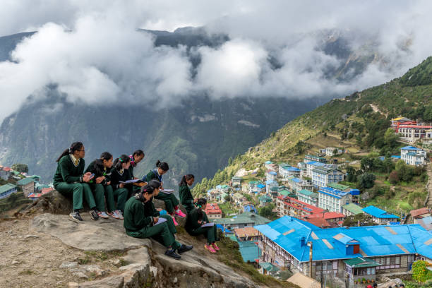 étudiant au village de namche bazaar sur la route de l’everest base camp, la région de khumbu, népal himalaya. - namche bazaar photos et images de collection