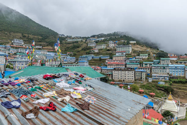 village de namche bazaar sur la route de l’everest base camp, la région de khumbu, népal himalaya. - namche bazaar photos et images de collection