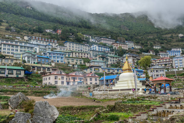 エベレスト ベース キャンプ、クンブ地方、ネパールのヒマラヤに行く途中ナムチェ バザール村。 - namche bazaar ストックフォトと画像