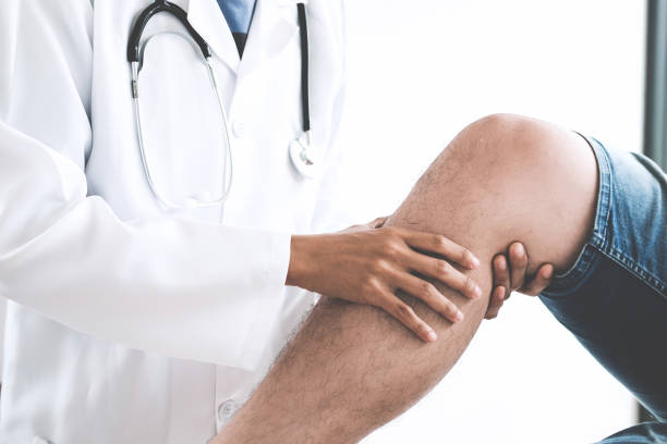 Doctor checking patient with knees to determine the cause of illness Doctor checking patient with knees to determine the cause of illness. sports medicine photos stock pictures, royalty-free photos & images