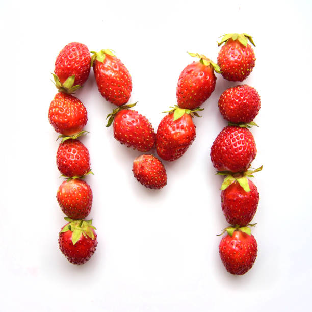 イチゴから英語のアルファベットの文字 m - letter m alphabet food fruit ストックフォトと画像