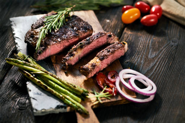 delicioso filete en rodajas - steak grilled beef plate fotografías e imágenes de stock
